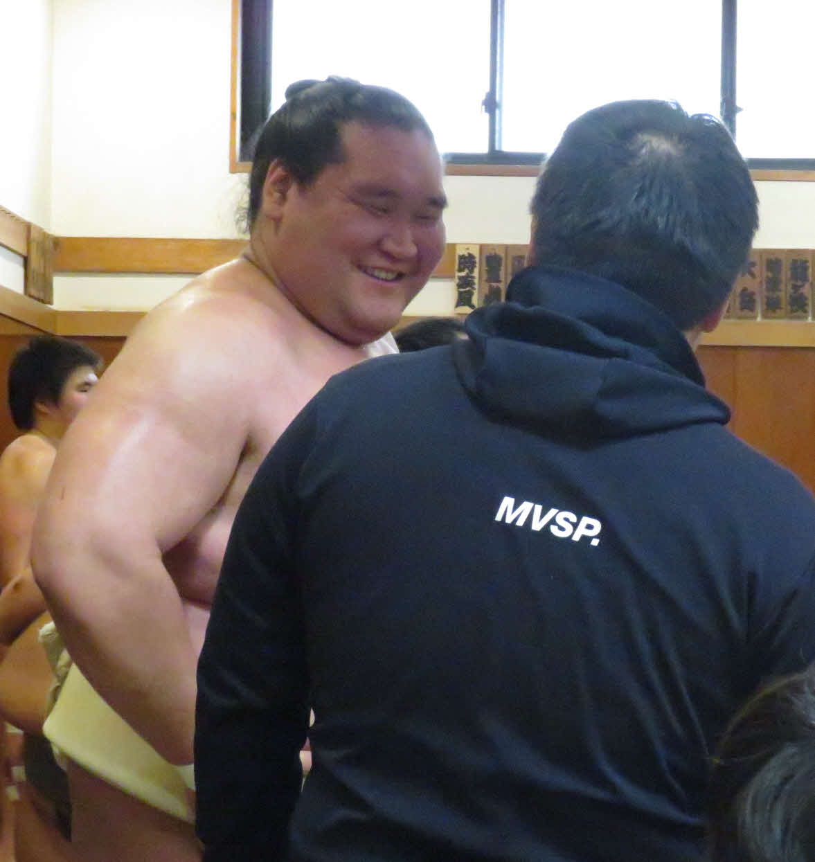 時津風部屋に出稽古し、相撲を取る稽古の前に時津風親方（手前）と笑顔で話す照ノ富士