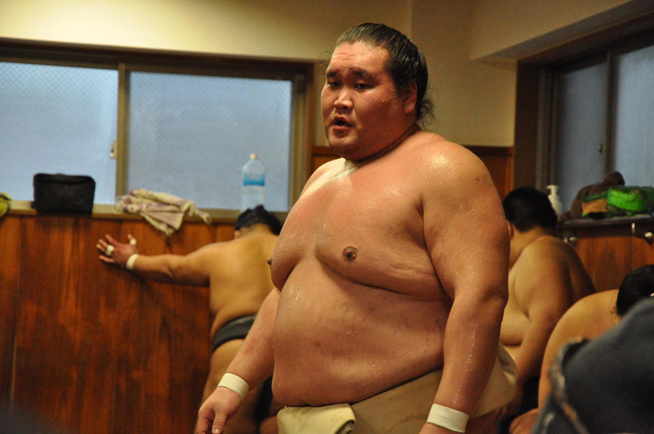 伊勢ケ浜部屋で汗を流した照ノ富士（手前）