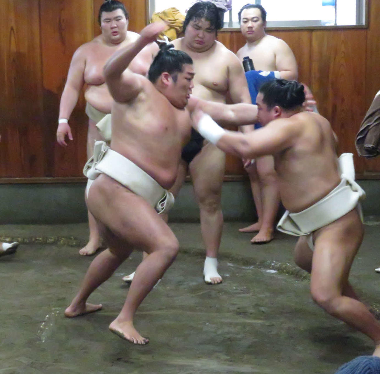 申し合いで翠富士（手前右）を攻める尊富士（同左）