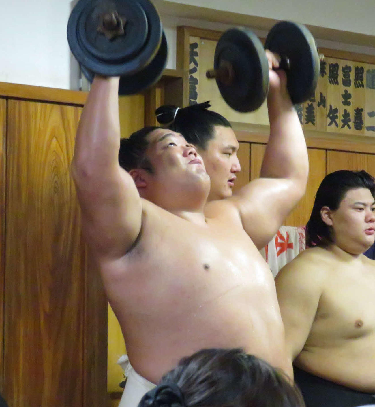 両手にダンベルを持ち、筋力強化に励む尊富士（手前）