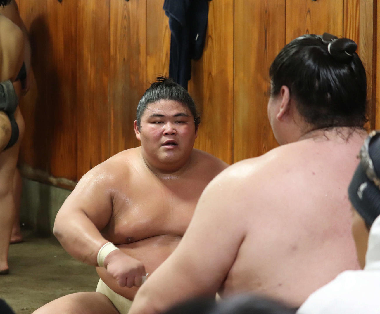 稽古中、照ノ富士（手前）にアドバイスを受ける伯桜鵬