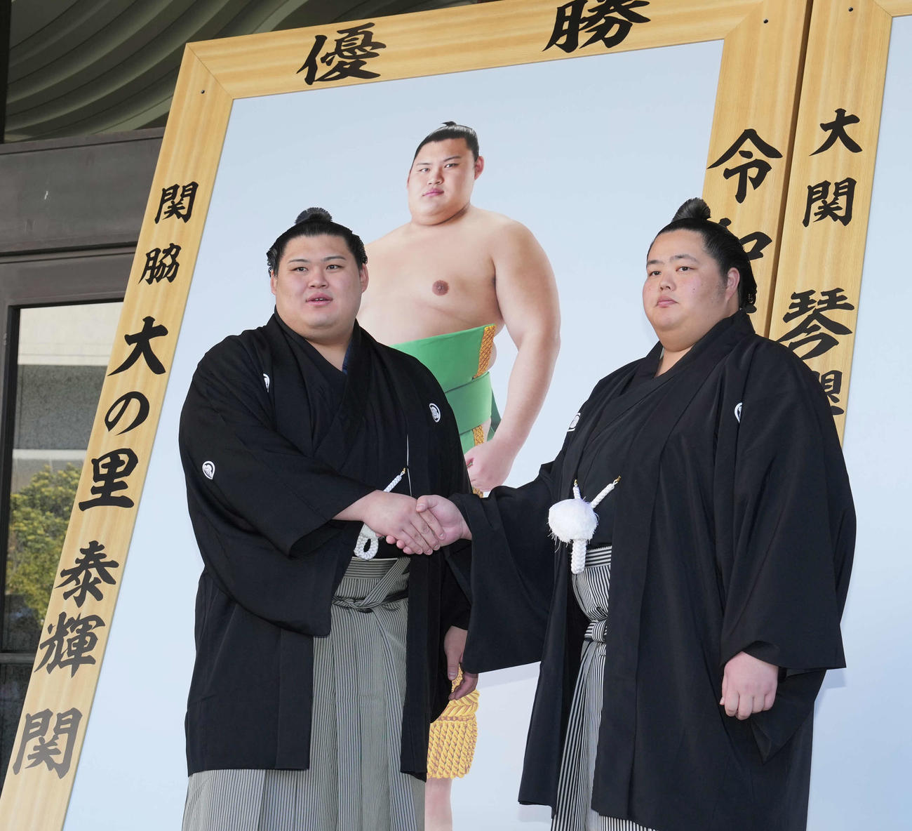 大相撲初場所の優勝額贈呈式で握手する大の里（左）と琴桜（撮影・小沢裕）