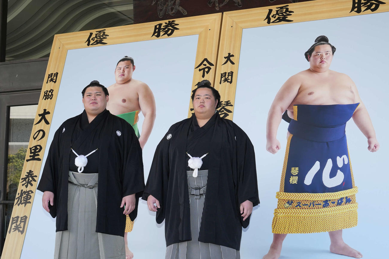 大相撲初場所の優勝額贈呈式に臨む大の里（左）と琴桜（撮影・小沢裕）