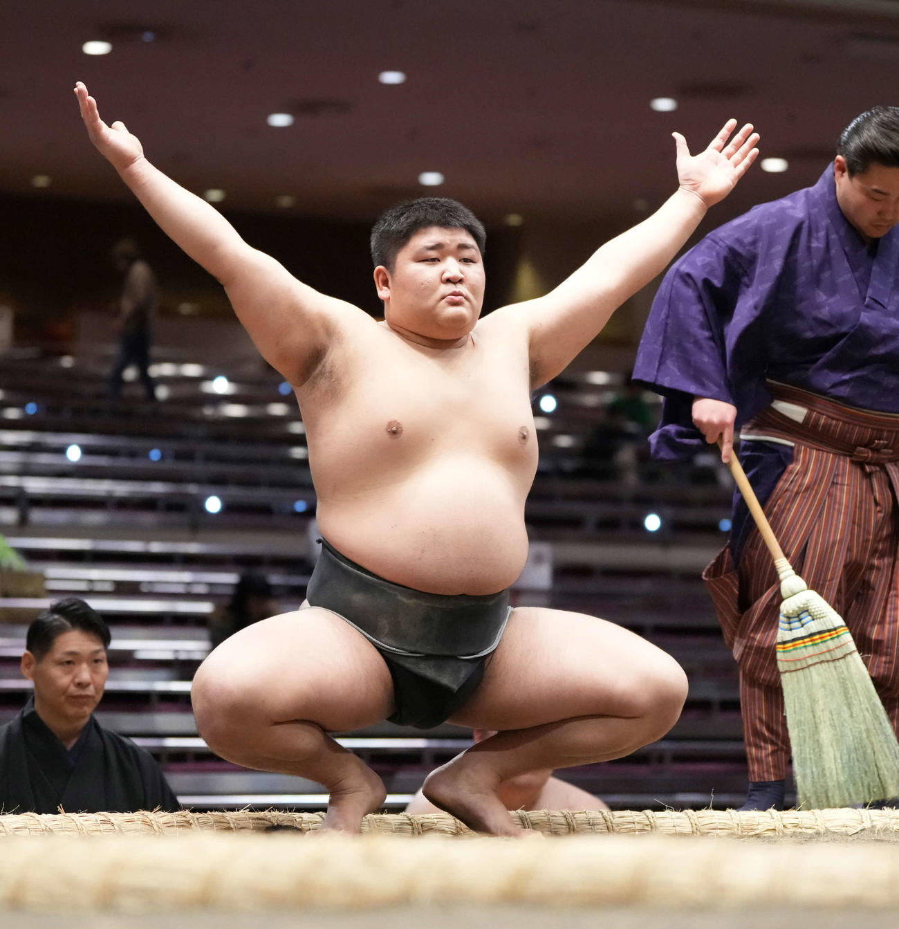 デビュー戦で塵手水（ちりちょうず）を切る碇潟（撮影・小沢裕）