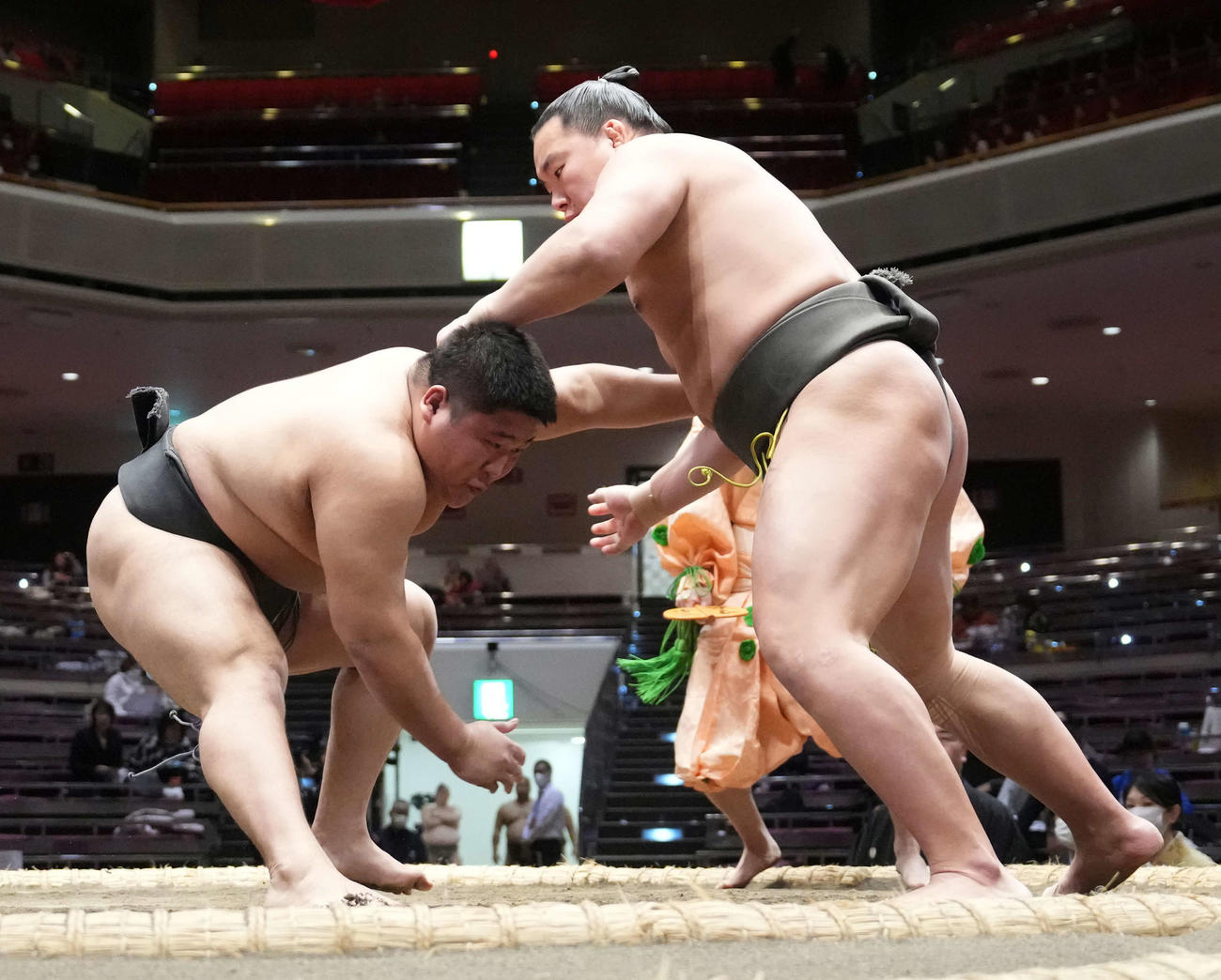 関塚（右）を攻める碇潟（撮影・小沢裕）