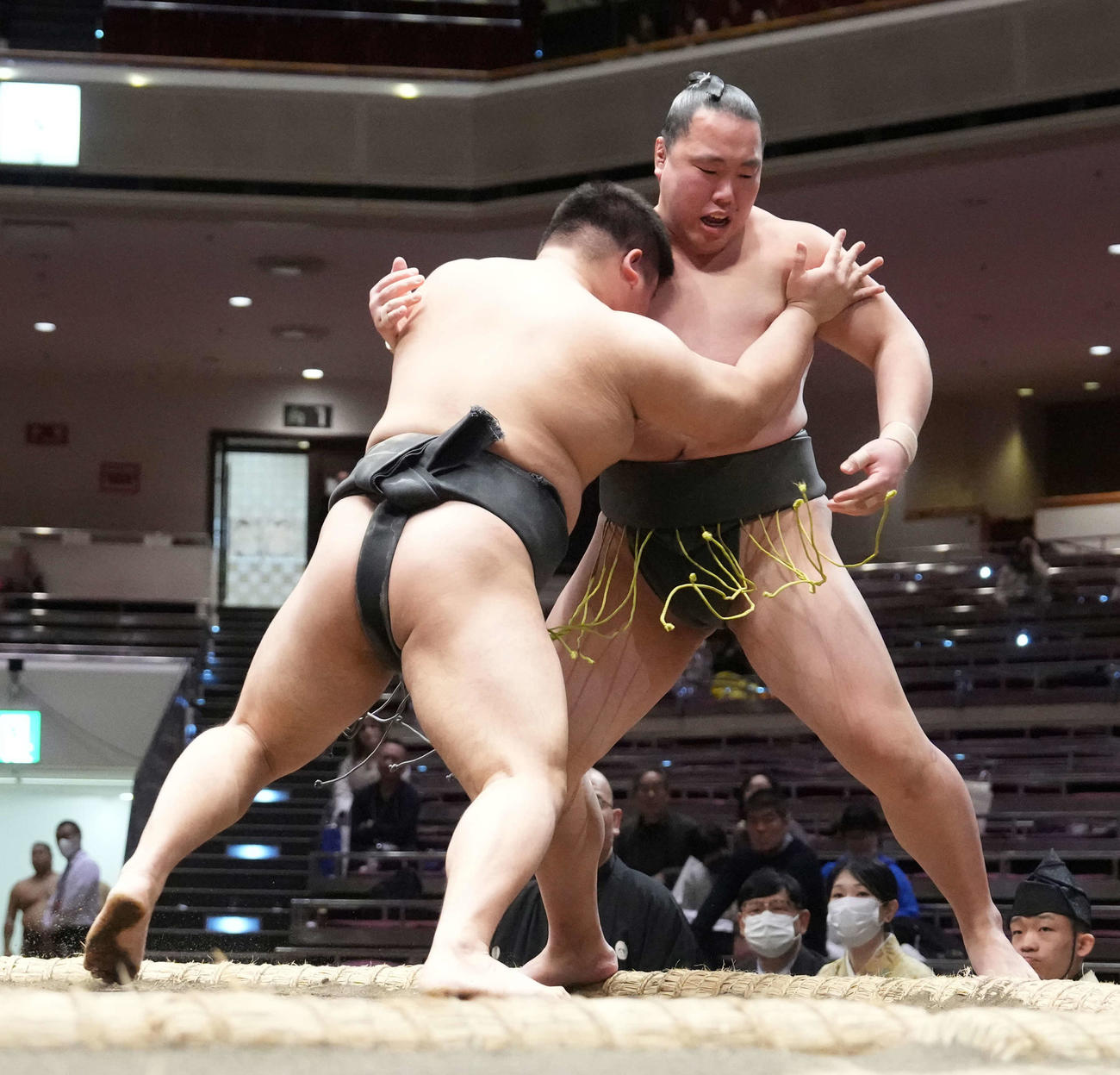 関塚（右）を押し出しで破る碇潟（撮影・小沢裕）