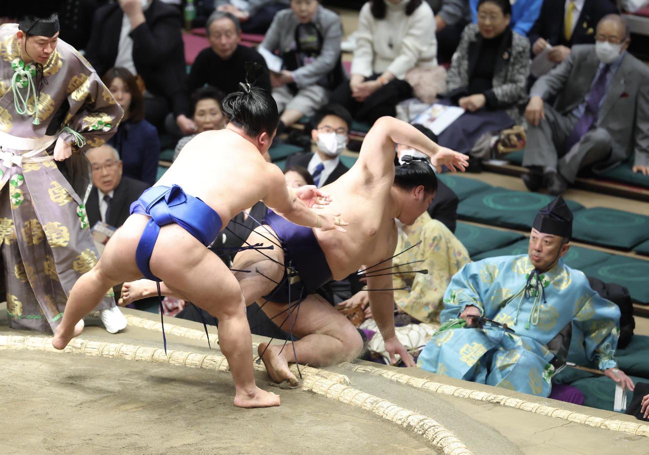 若碇（左）は羽出山を押し倒しで破る（撮影・河田真司）
