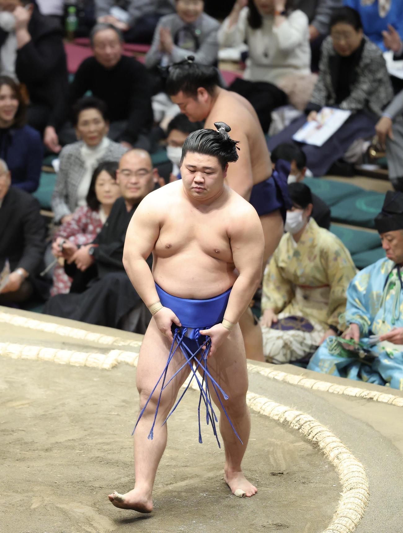 羽出山（奥）を押し倒しで破る若碇（撮影・河田真司）