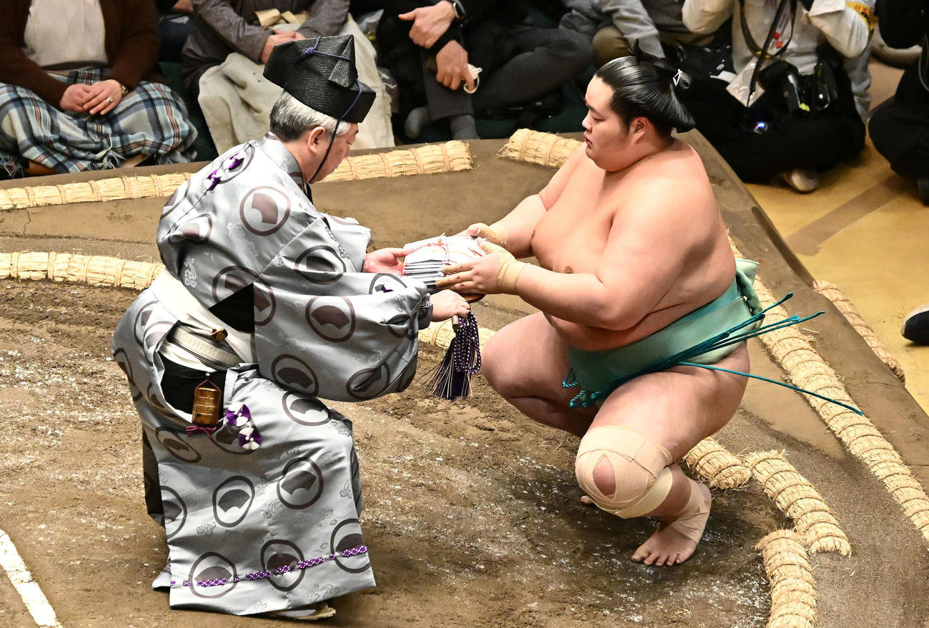 琴桜は隆の勝を破り懸賞金を受け取る（撮影・滝沢徹郎）