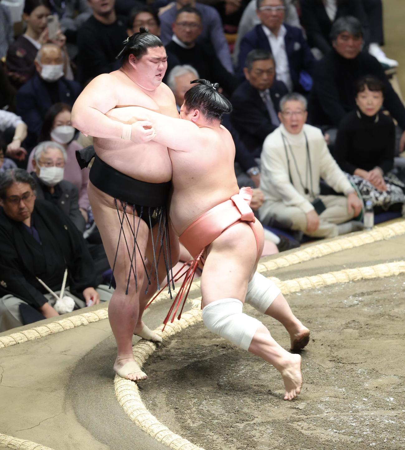 落語家の笑福亭鶴光が見守る前で正代（左）を寄り切りで破る宇良（撮影・河田真司）