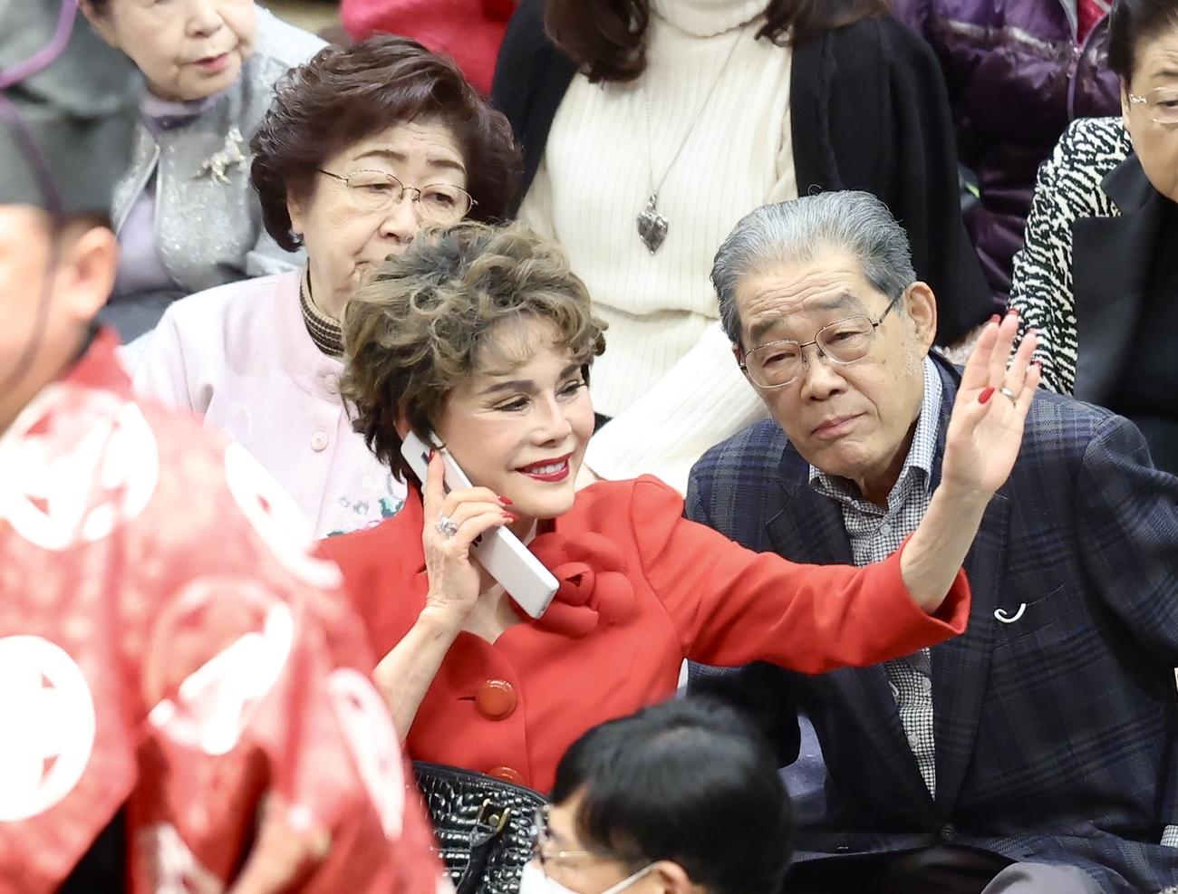 大相撲観戦するデヴィ夫人（撮影・河田真司）