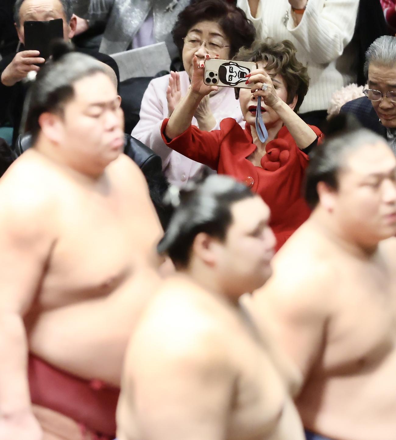 大相撲観戦するデヴィ夫人（撮影・河田真司）