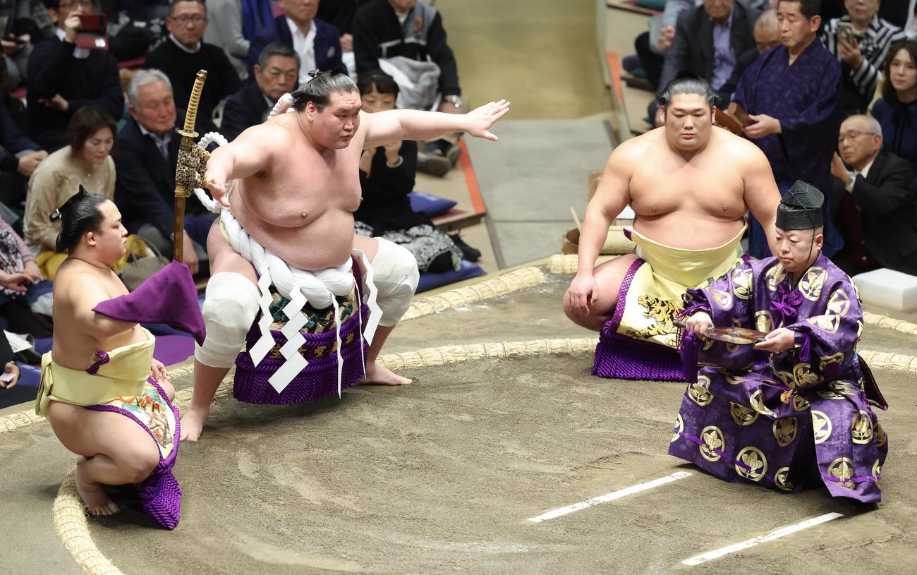 横綱土俵入りに臨む照ノ富士。太刀持ち翠富士、露払い尊富士（撮影・河田真司）