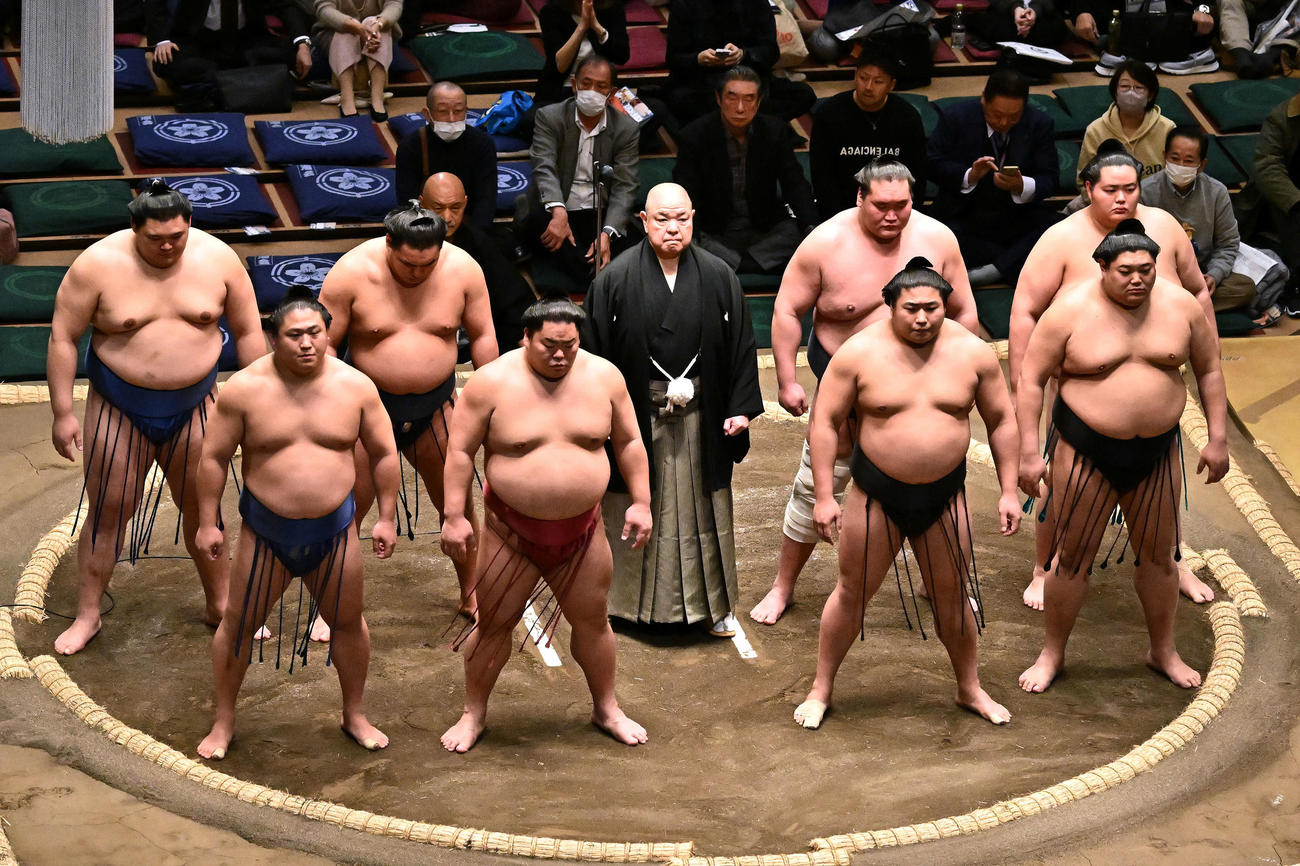 あいさつする八角理事長（中央）ら（撮影・滝沢徹郎）