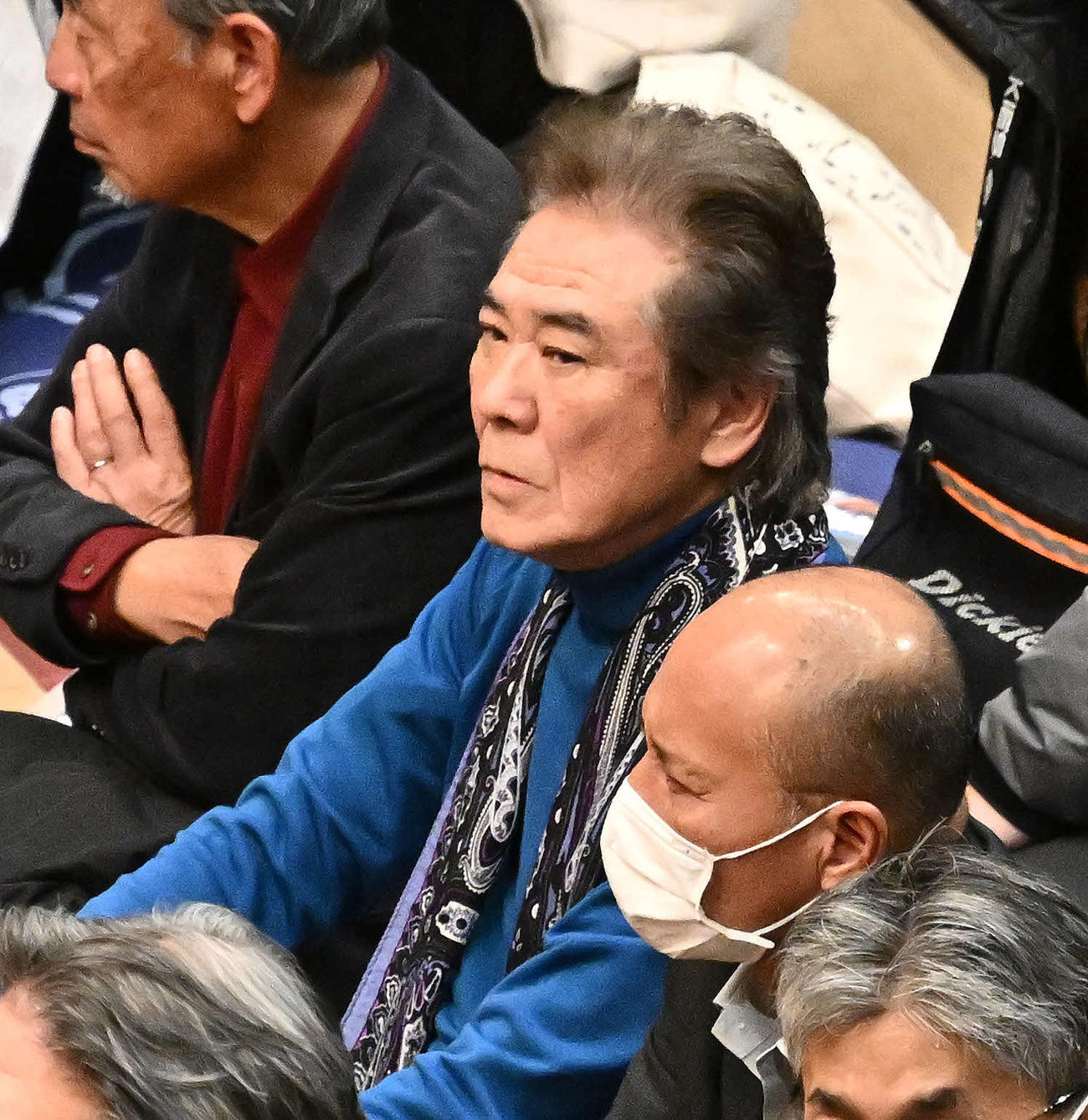 観戦する西岡徳馬（撮影・滝沢徹郎）