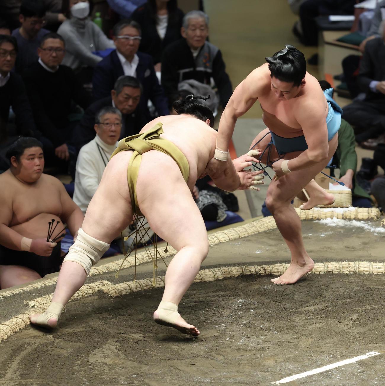 輝（左）をはたき込みで破る玉正鳳（撮影・河田真司）