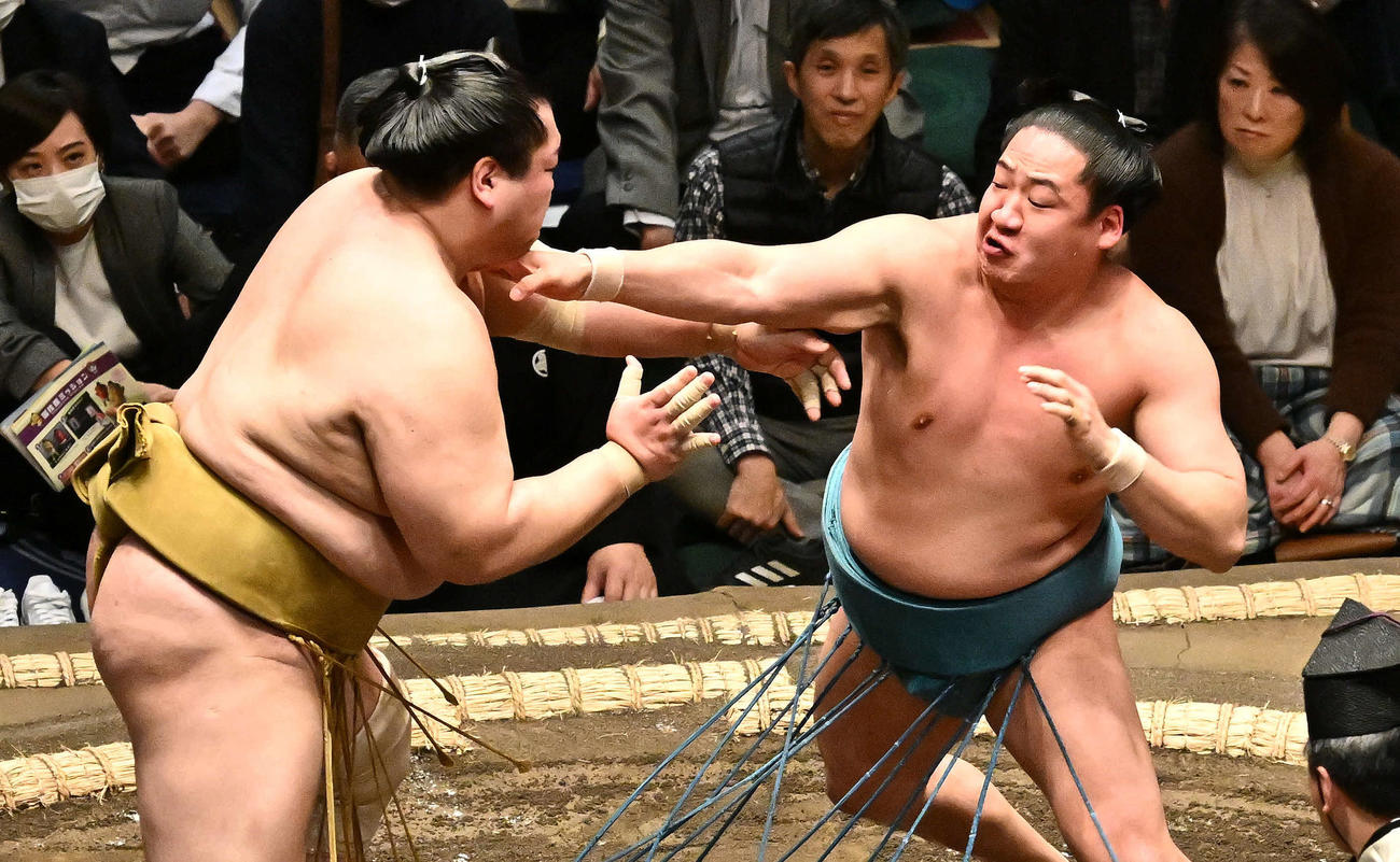 玉正鳳（右）は輝を攻める（撮影・滝沢徹郎）