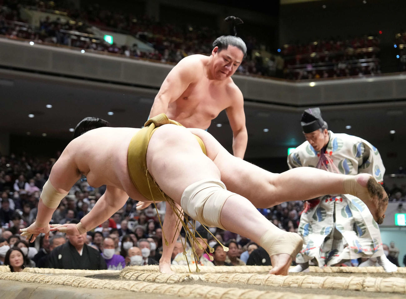 玉正鳳は輝（手前）をはたき込みで破る（撮影・小沢裕）