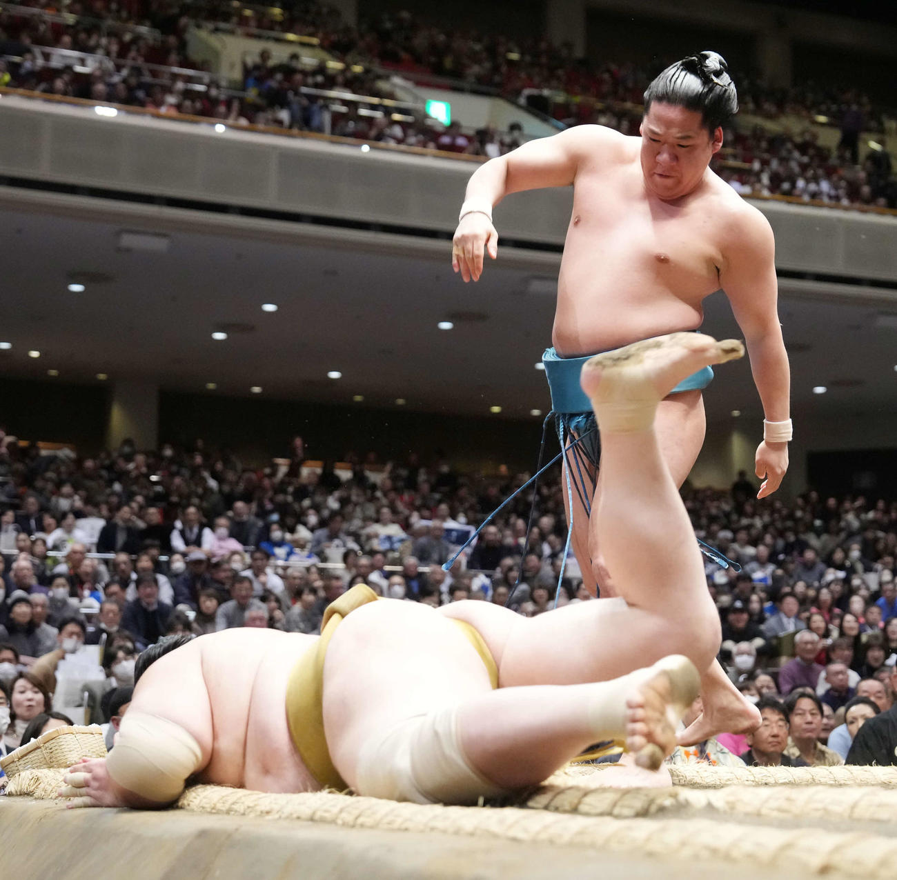 玉正鳳は輝（手前）をはたき込みで破る（撮影・小沢裕）
