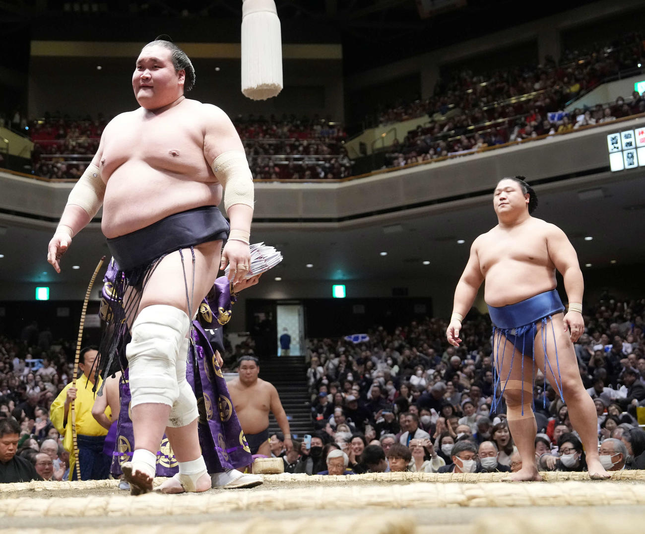 照ノ富士は若隆景（右）に肩透かしで敗れ苦笑いを浮かべる（撮影・小沢裕）