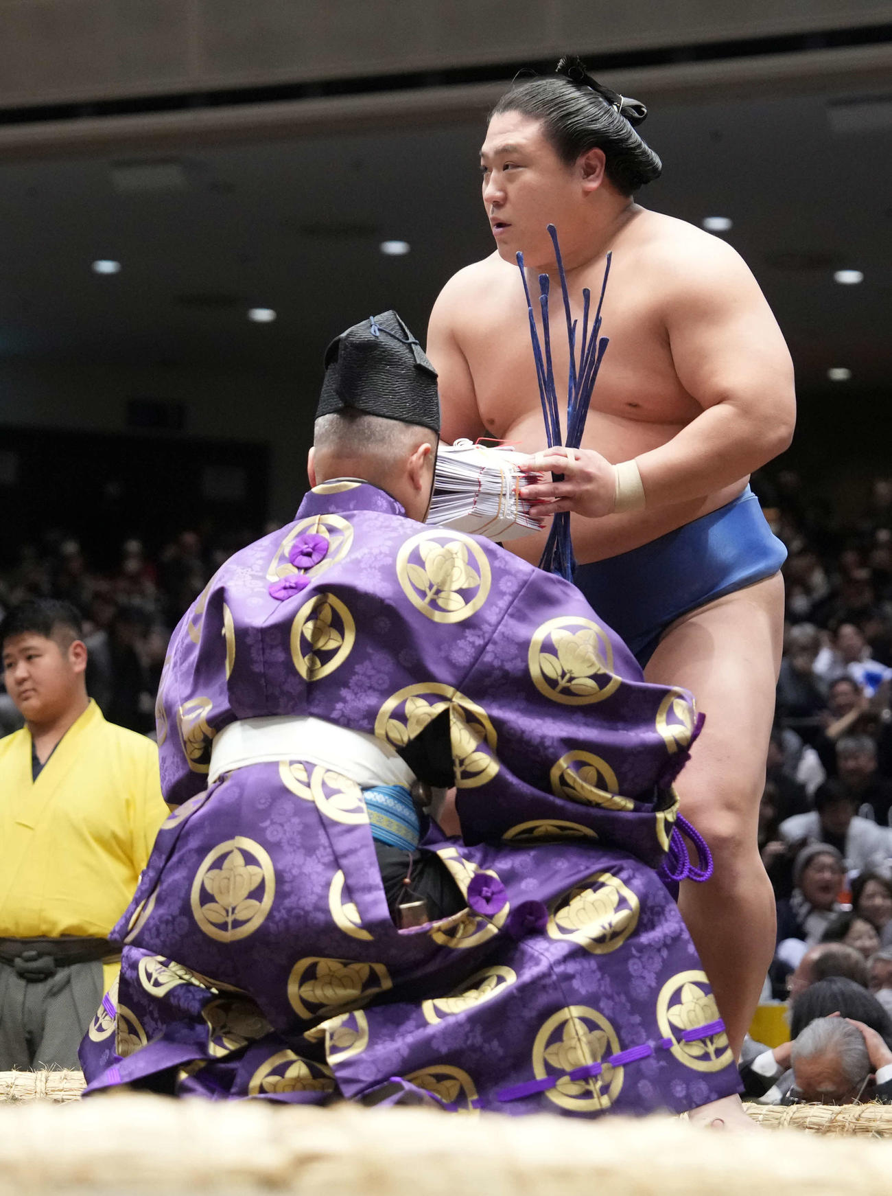 金星を挙げ懸賞金の束を手にする若隆景（撮影・小沢裕）