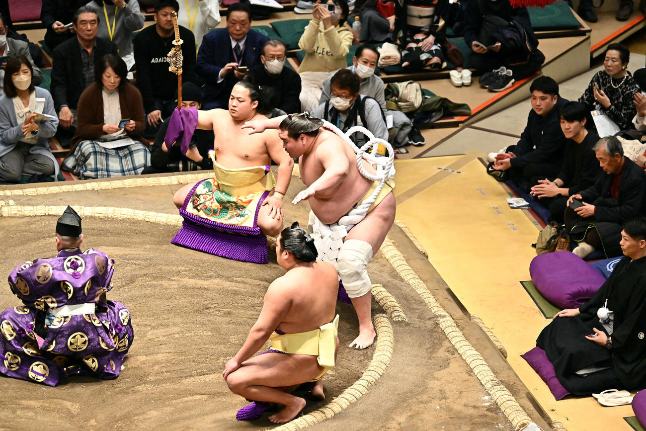 横綱土俵入りをする照ノ富士（中央）（撮影・滝沢徹郎）