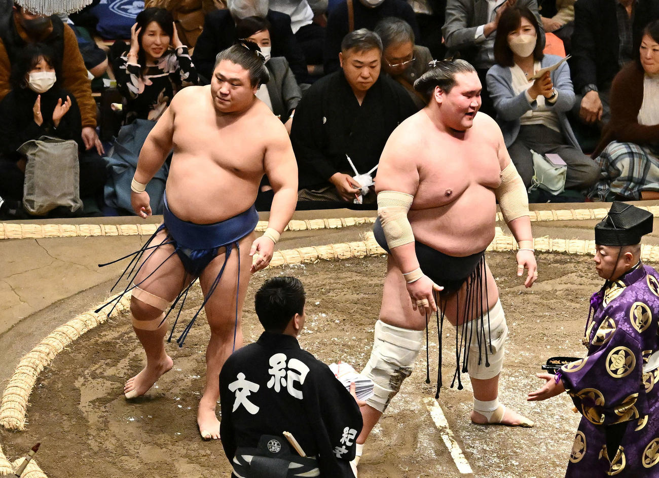 照ノ富士（右）を肩透かしで破った若隆景（撮影・滝沢徹郎）
