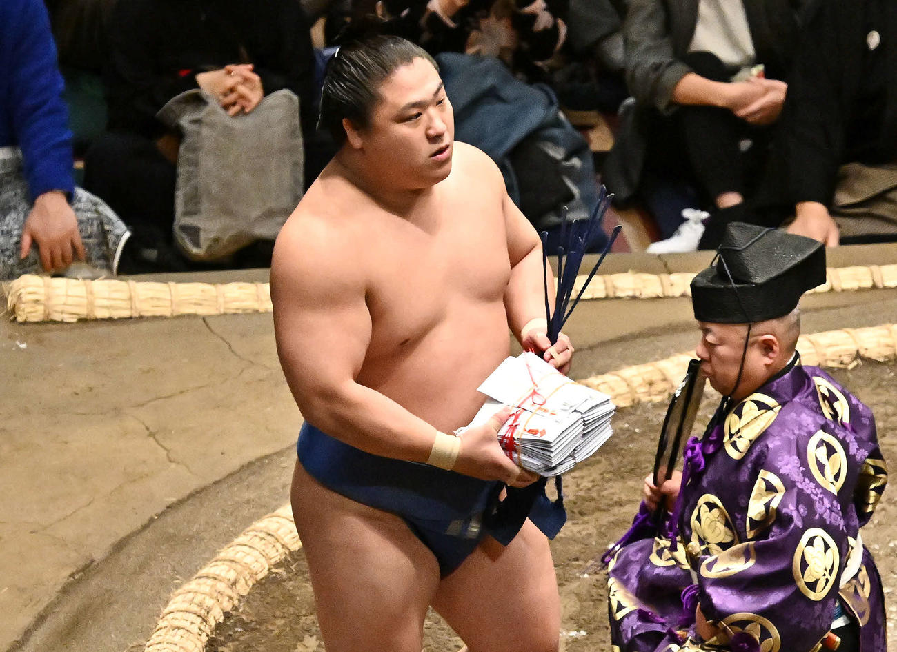 照ノ富士を破り懸賞金を受け取る若隆景（撮影・滝沢徹郎）