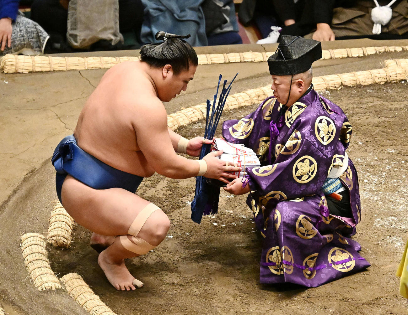 照ノ富士を破り懸賞金を受け取る若隆景（撮影・滝沢徹郎）