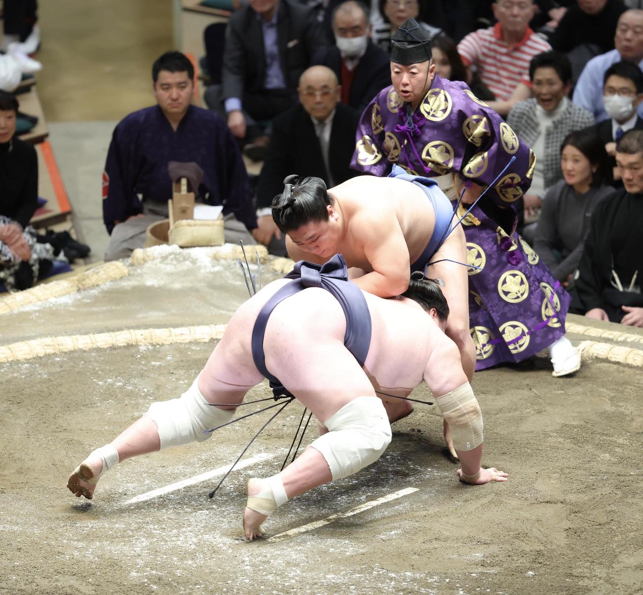 照ノ富士（左）を肩すかしで破る若隆景（撮影・河田真司）