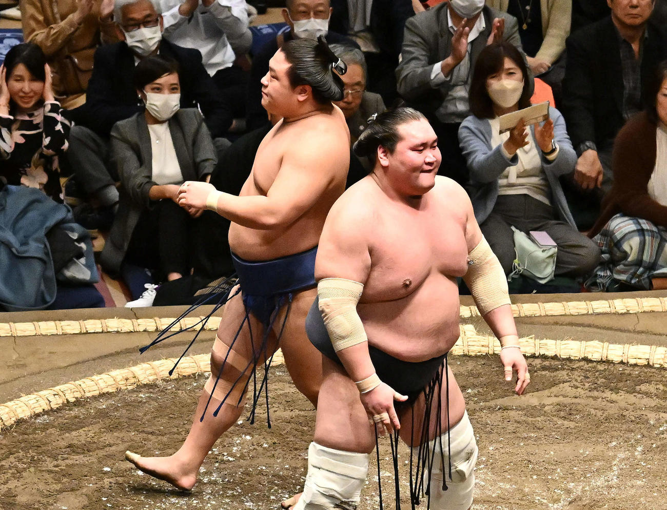 照ノ富士（右）を肩透かしで破った若隆景（撮影・滝沢徹郎）