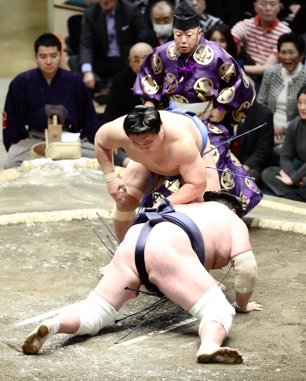 照ノ富士（手前）を肩すかしで破る若隆景（撮影・河田真司）