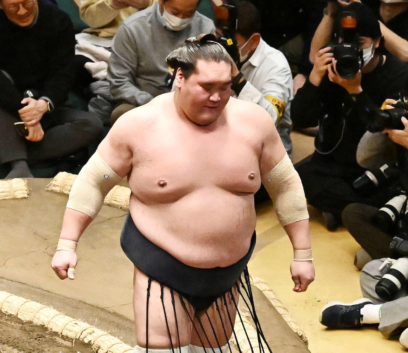 若隆景に敗れ引き揚げる照ノ富士（撮影・滝沢徹郎）