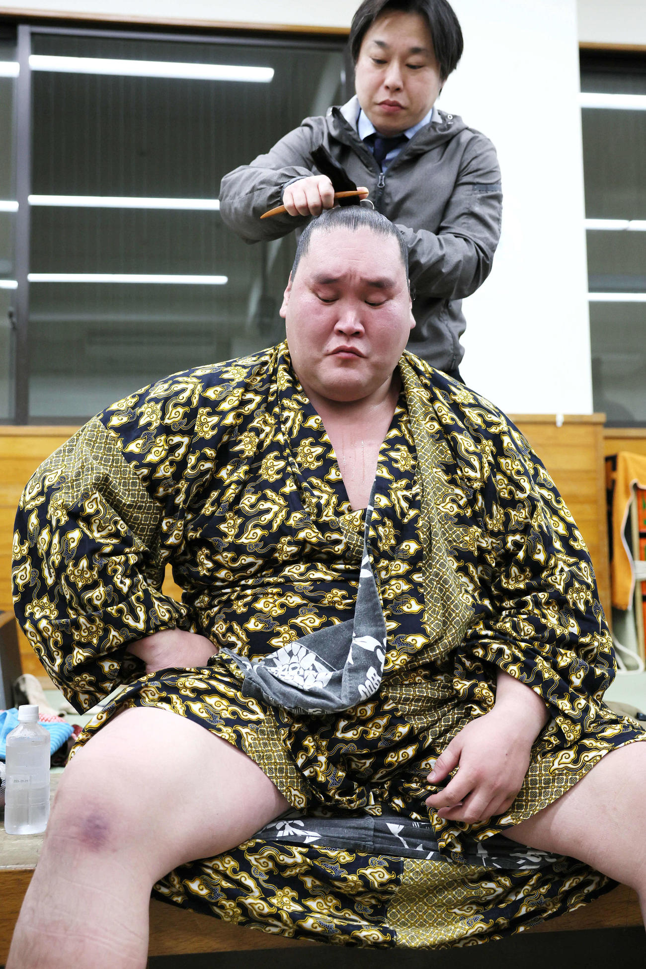 支度部屋で浮かない表情の照ノ富士