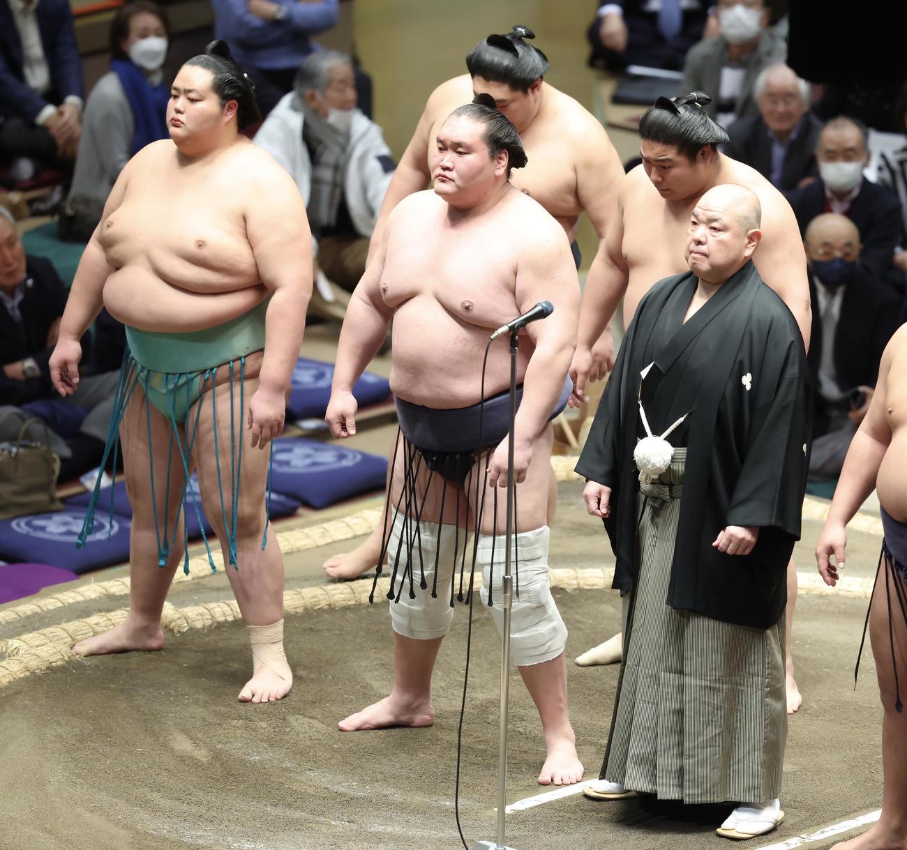 協会あいさつに臨む、左から琴桜、照ノ富士、八角理事長（撮影・河田真司）