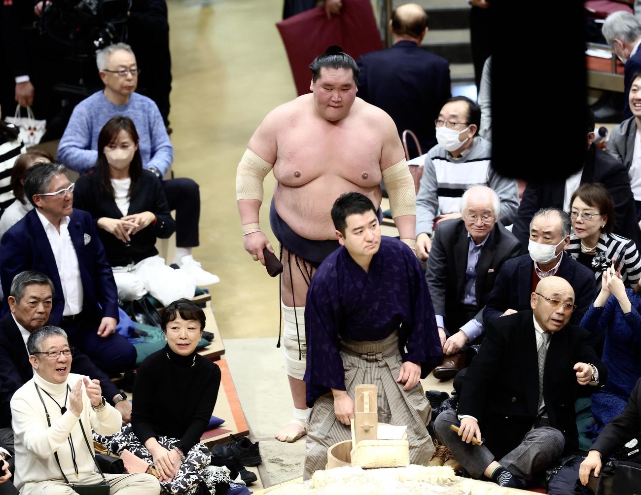 若隆景に肩すかしで敗れ、浮かない表情で引き揚げる照ノ富士（撮影・河田真司）