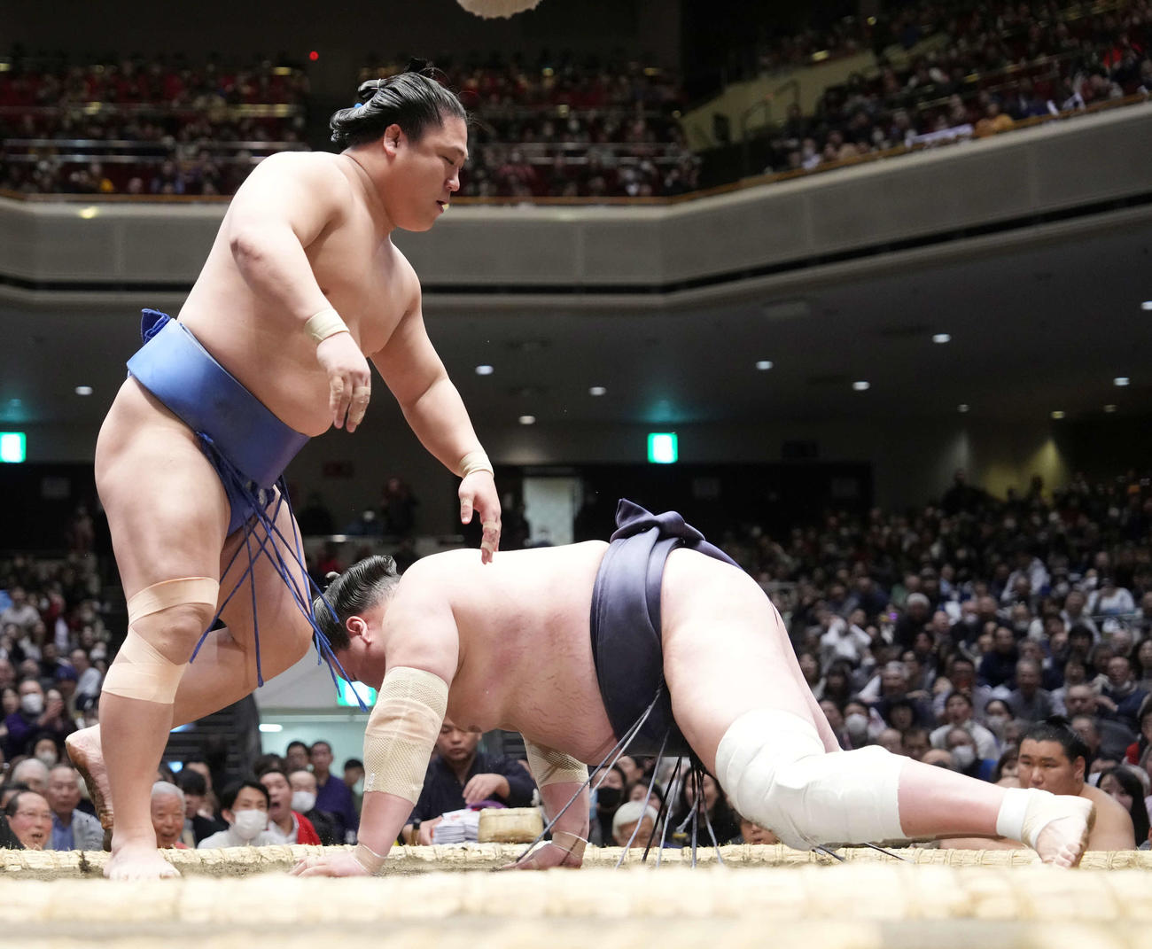 若隆景（左）は照ノ富士を肩透かしで破る（撮影・小沢裕）