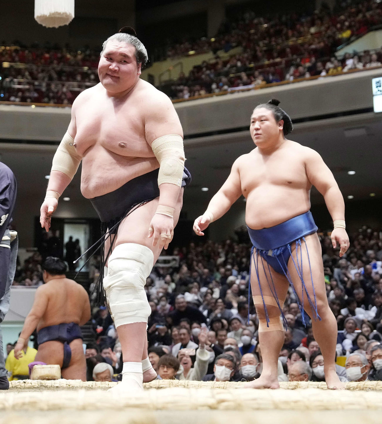 照ノ富士は若隆景（右）に肩透かしで敗れ苦笑いを浮かべる（撮影・小沢裕）