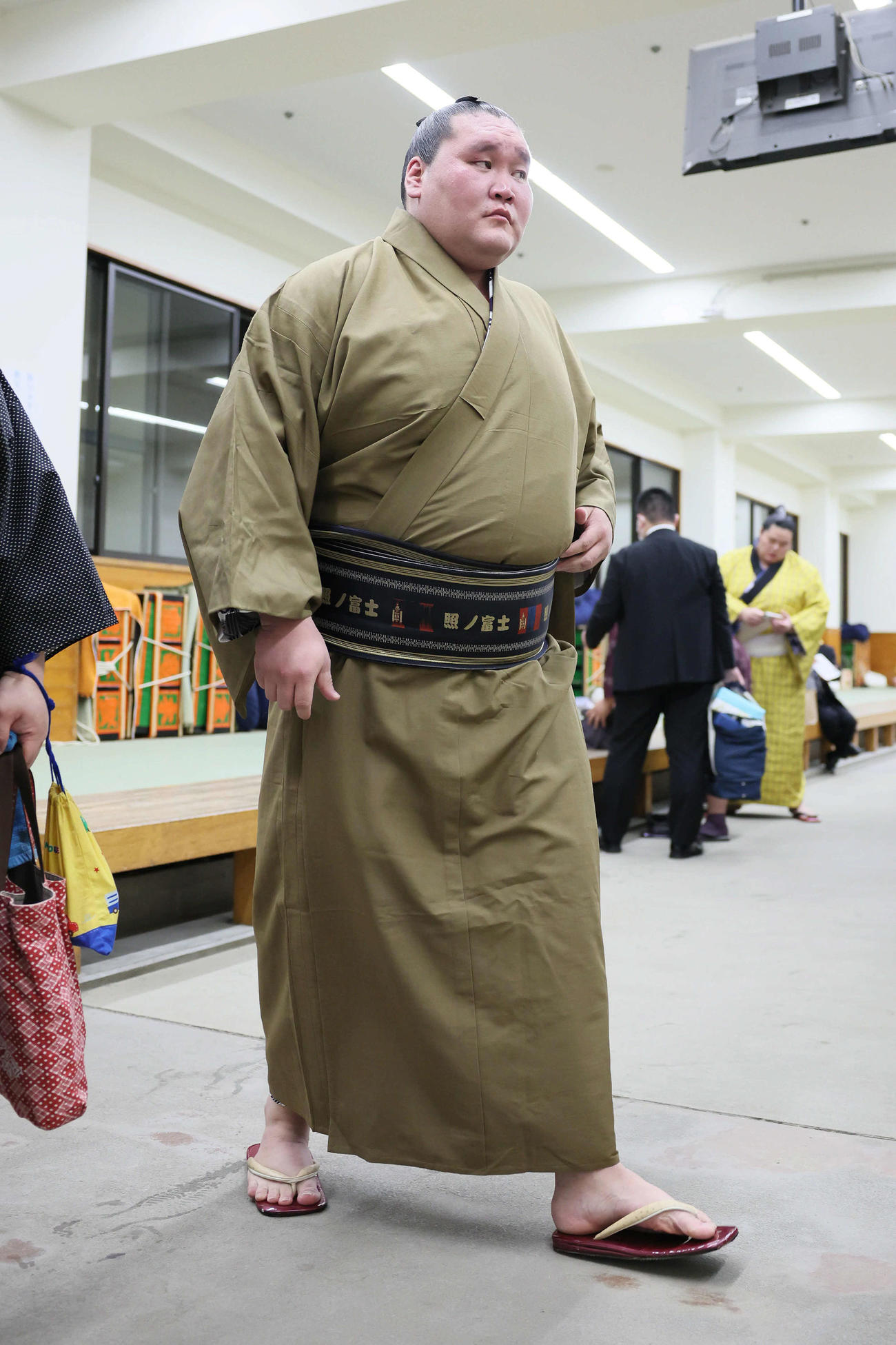 支度部屋を後にする照ノ富士