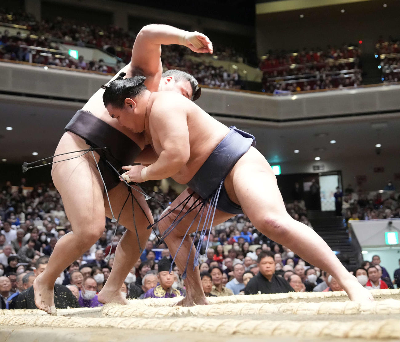 霧島（左）を寄り切りで破る豊昇龍（撮影・小沢裕）