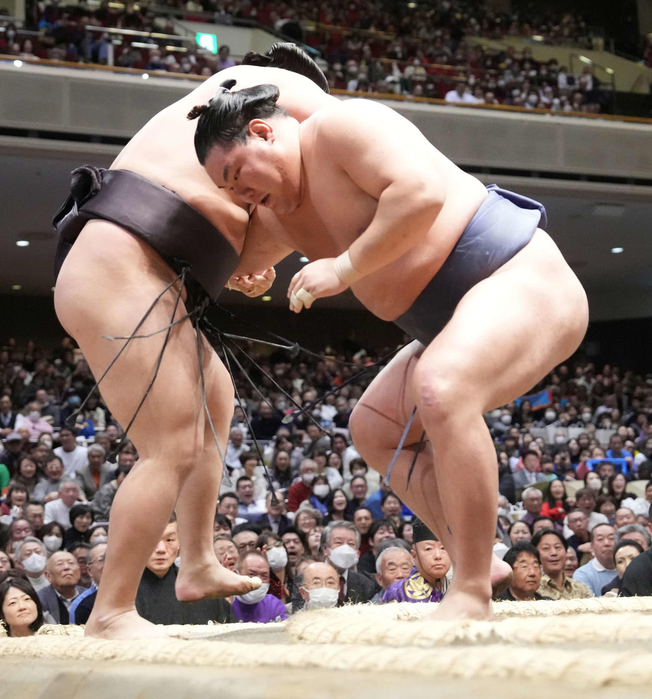 霧島（左）を寄り切りで破る豊昇龍（撮影・小沢裕）