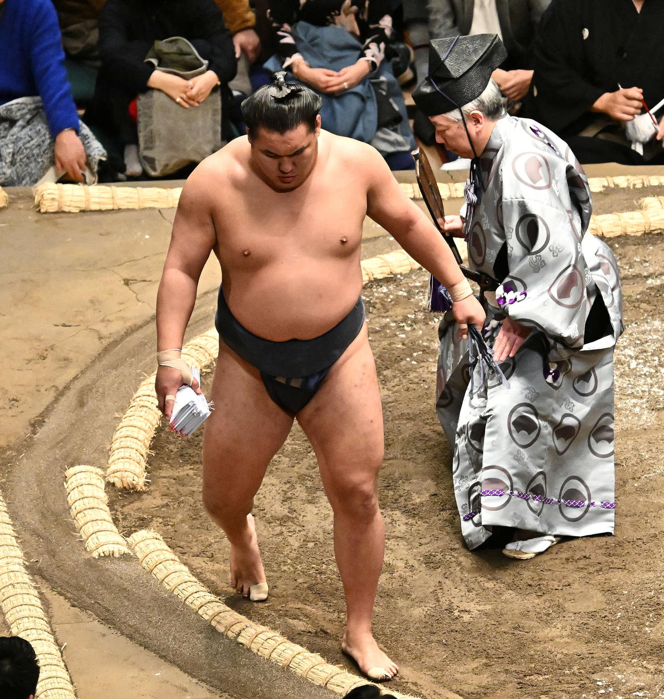 霧島を破った豊昇龍は懸賞金を手に引き揚げる（撮影・滝沢徹郎）
