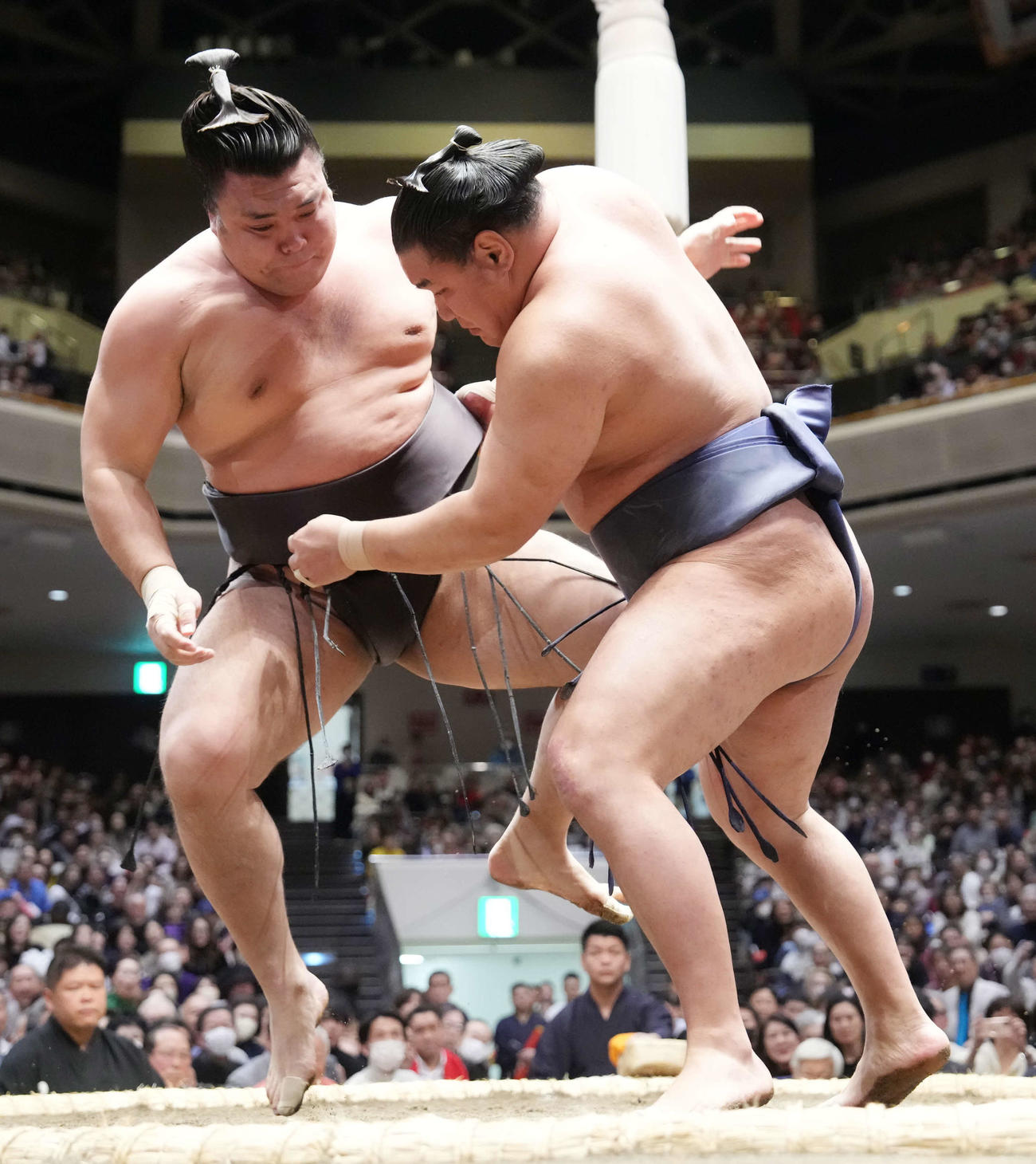 霧島（左）を土俵際へ攻め込む豊昇龍（撮影・小沢裕）