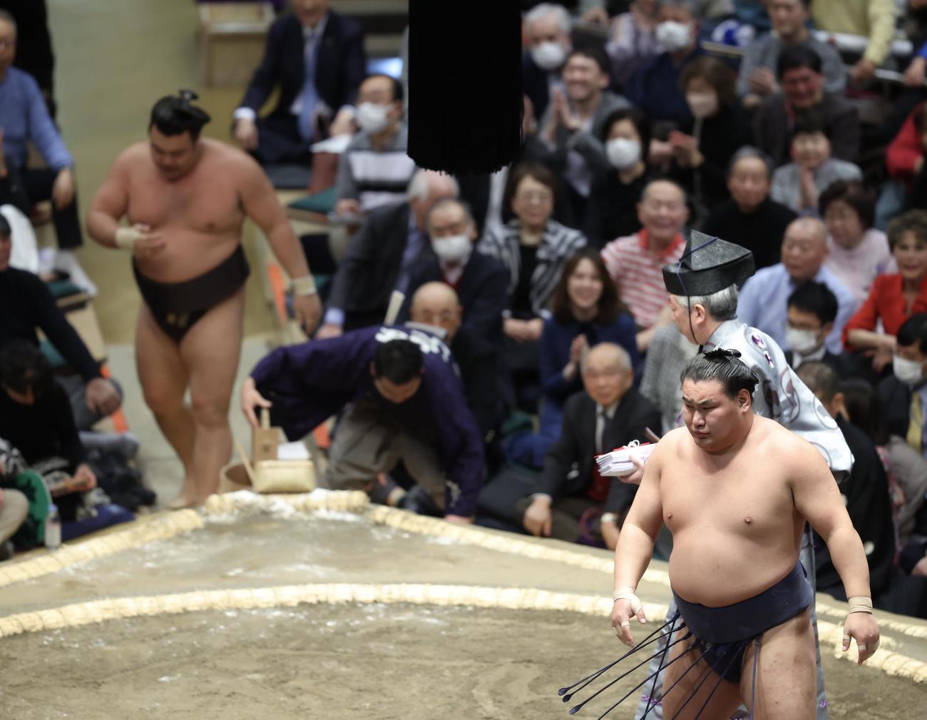 霧島（奥）を寄り切りで破る豊昇龍（撮影・河田真司）