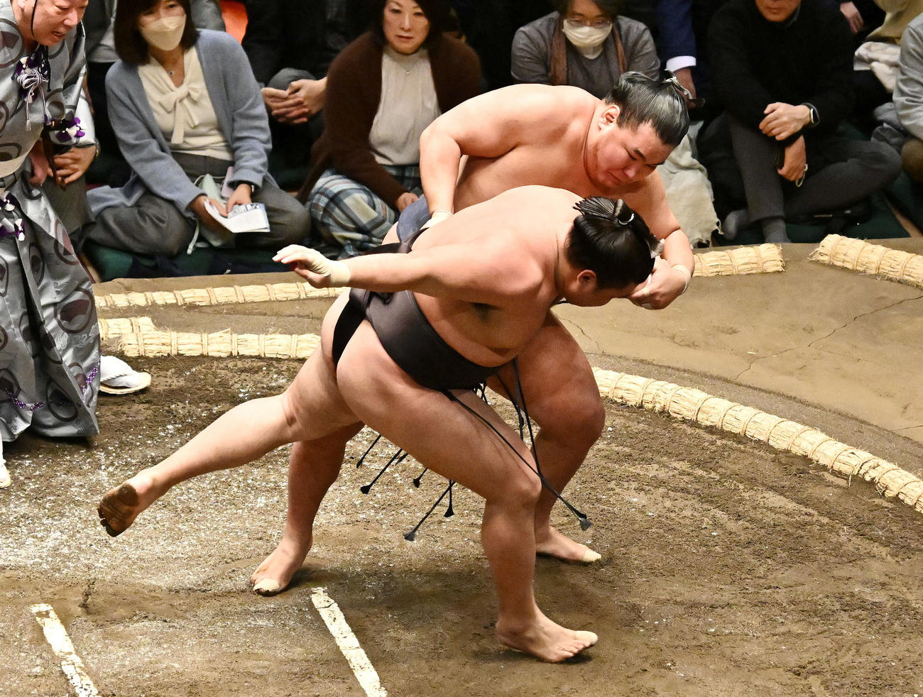 豊昇龍（後方）は霧島を攻める（撮影・滝沢徹郎）