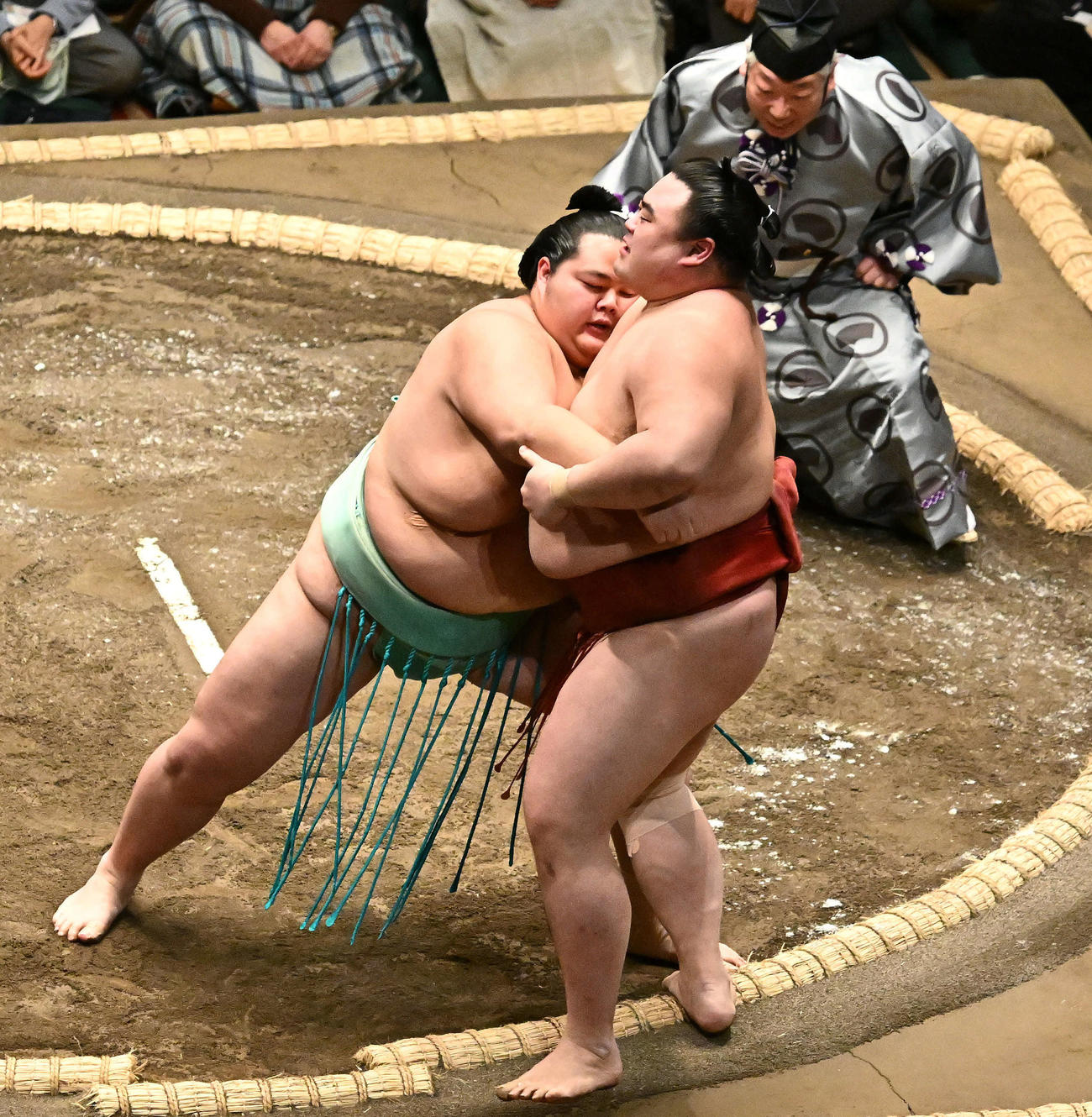 琴桜（左）は隆の勝を寄り切りで破る（撮影・滝沢徹郎）