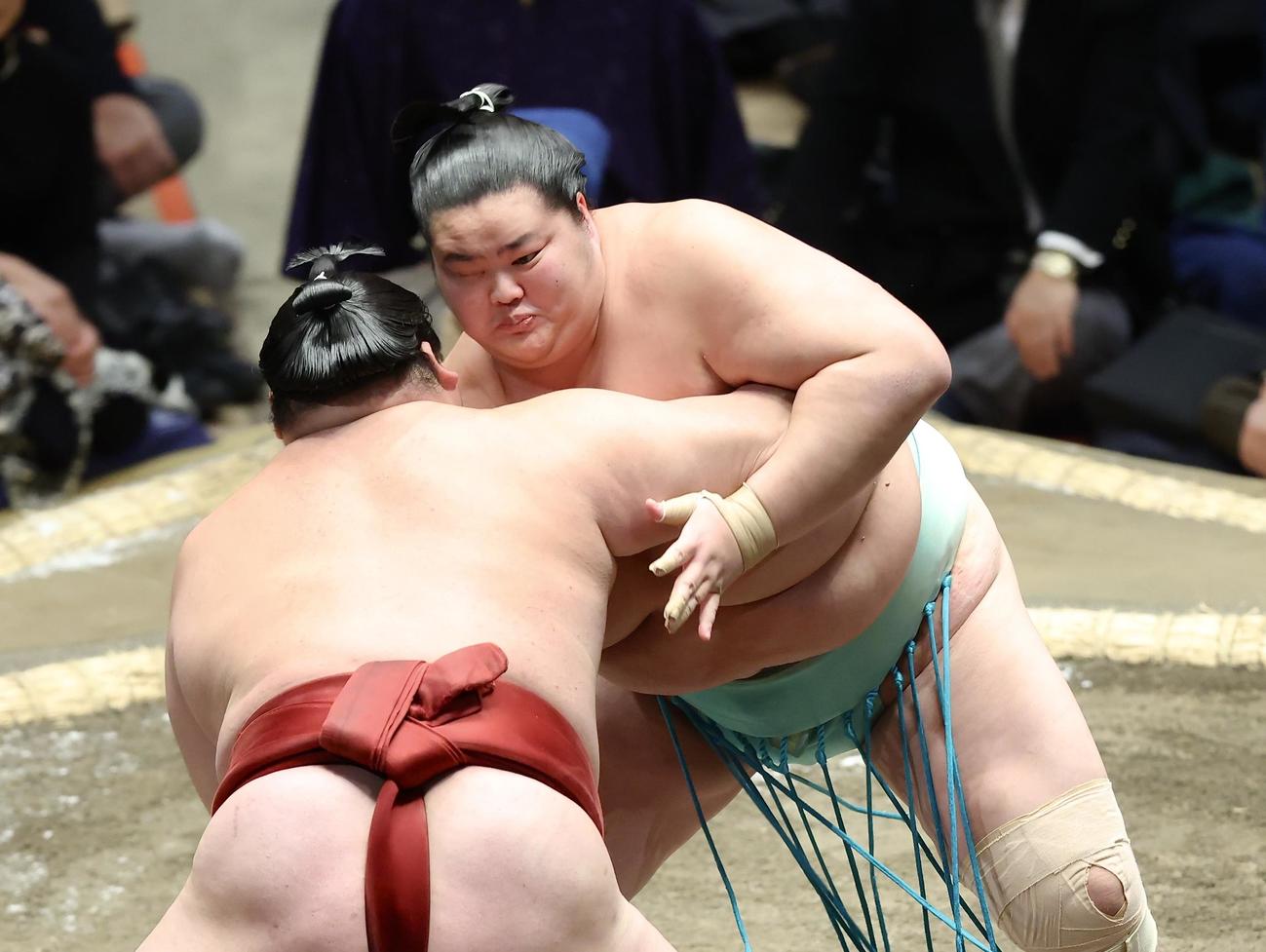 隆の勝（左）の攻めに耐える琴桜（撮影・河田真司）