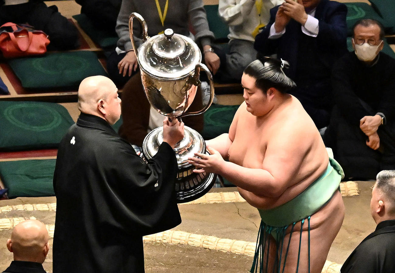 琴桜（右）は賜杯を八角理事長に返還する（撮影・滝沢徹郎）
