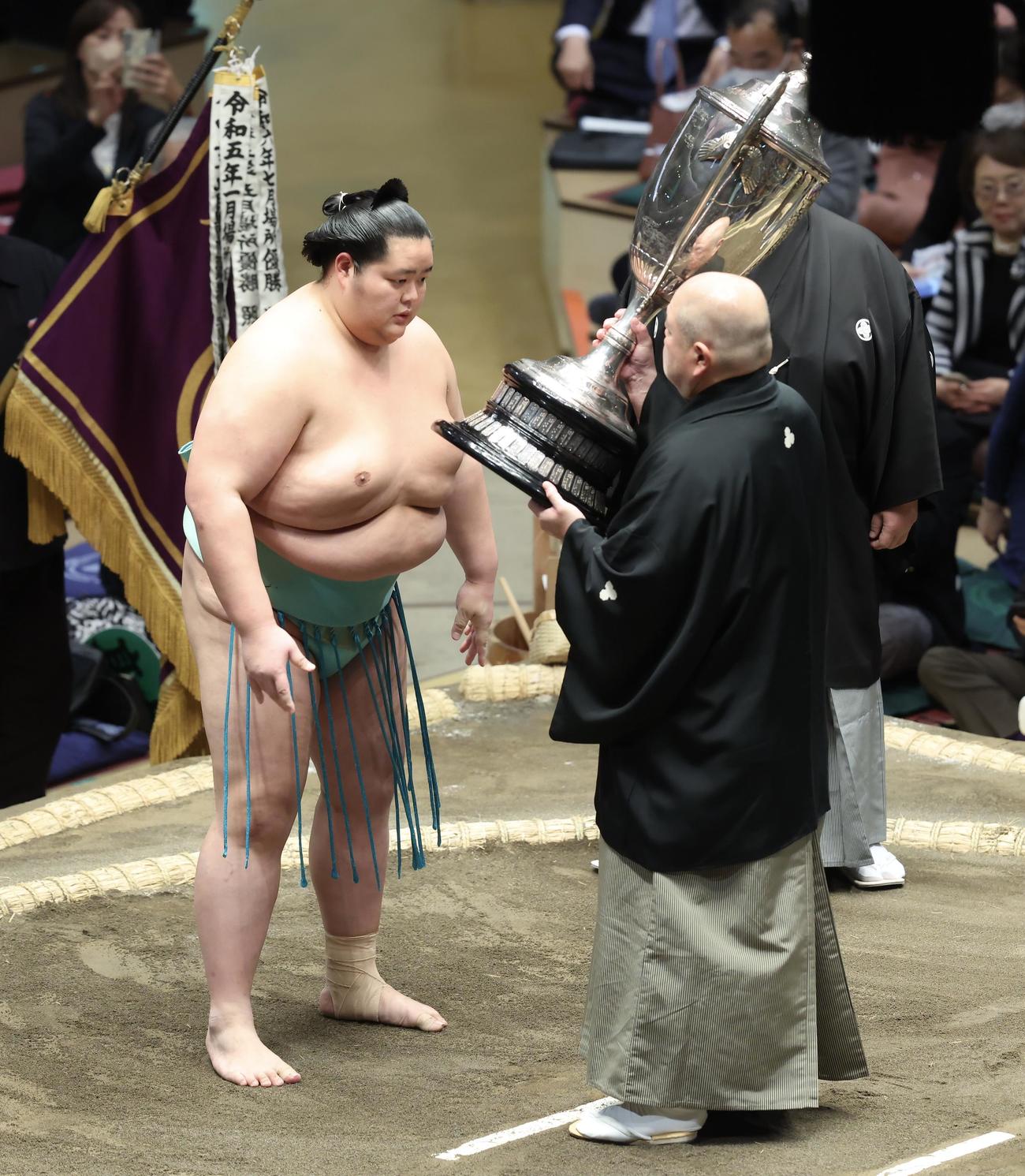 賜盃返還式に臨む琴桜（撮影・河田真司）