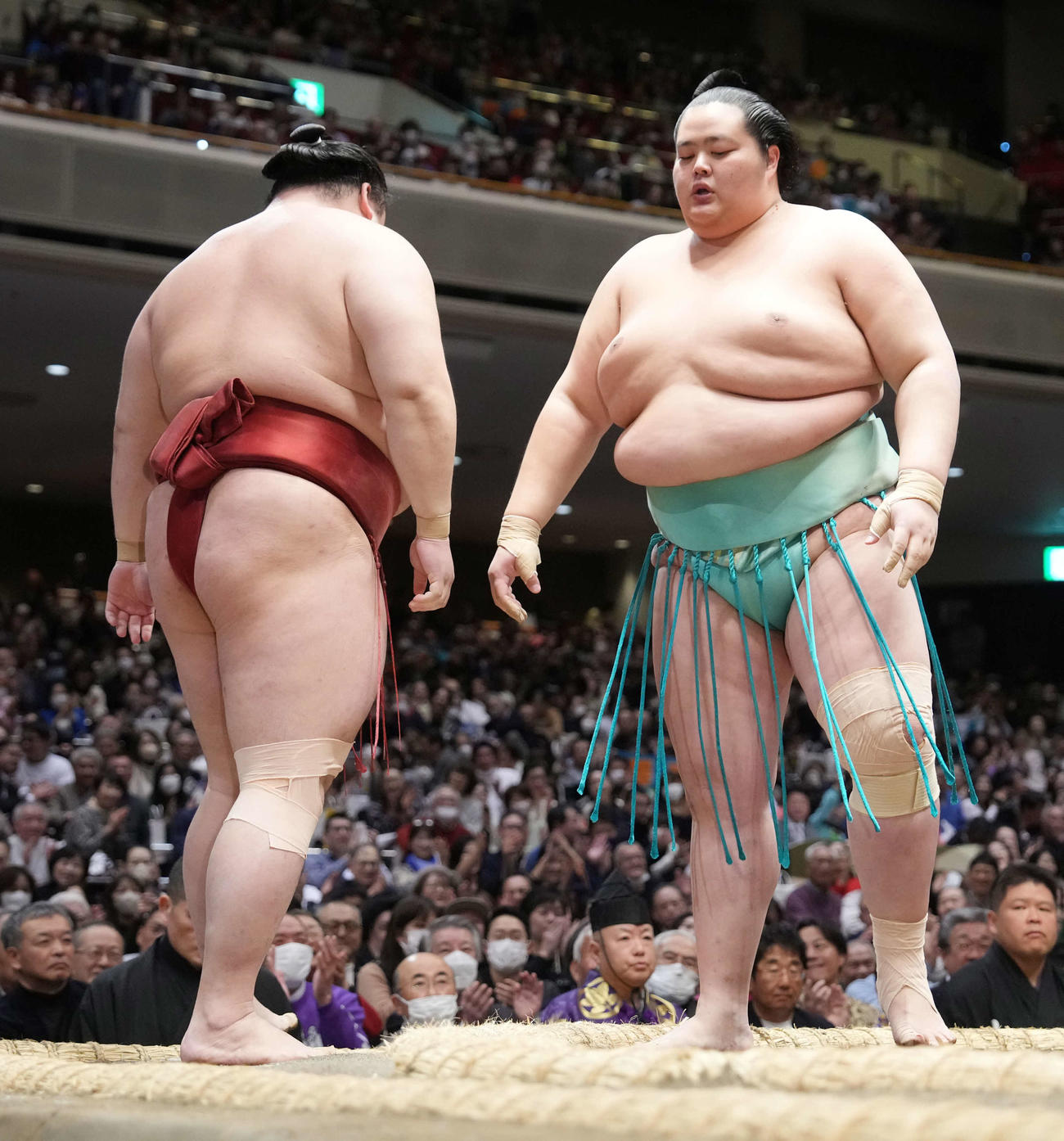 隆の勝（左）を寄り切りで破る琴桜（撮影・小沢裕）